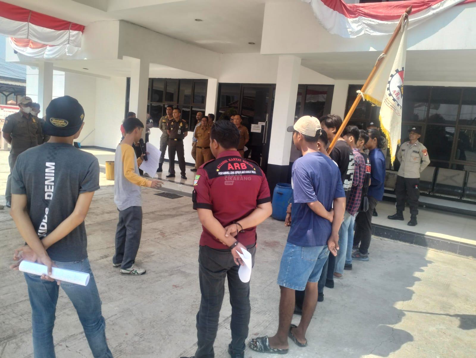 Diduga Oknum Pegawai Lakukan Pungli, Sejumlah Massa Unjuk Rasa ke Kantor Kecamatan Cikarang Utara